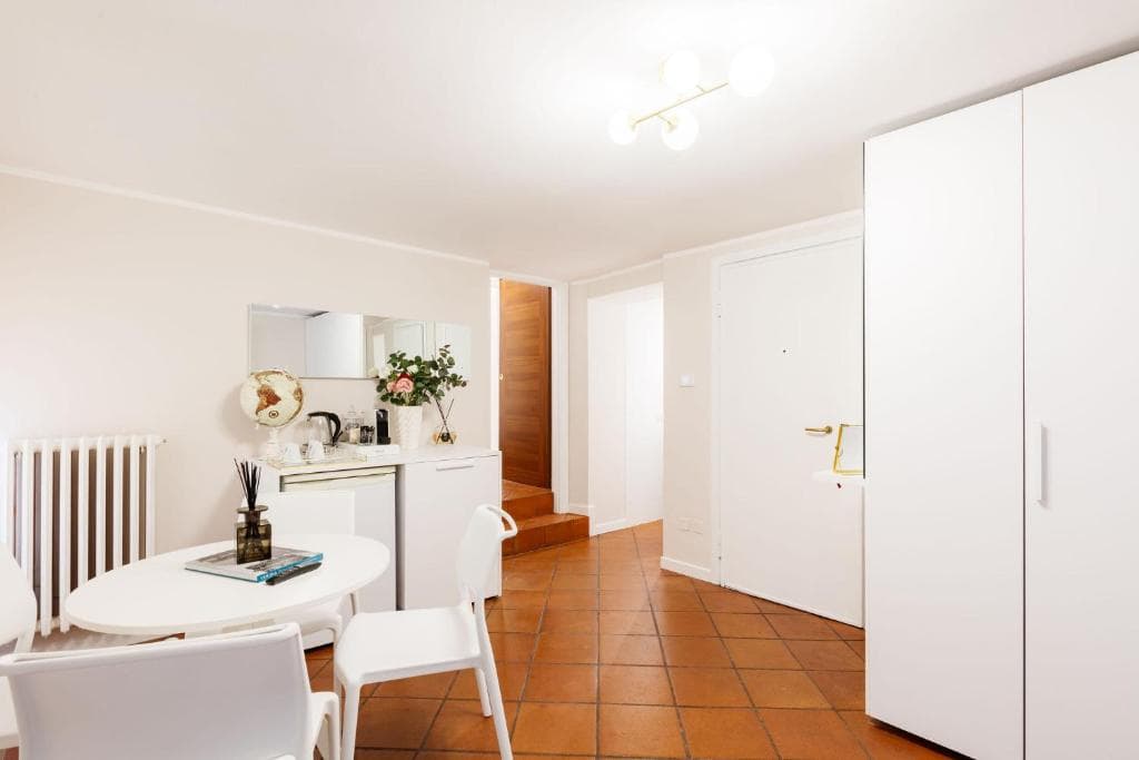 Studio Layout: Dining & Kitchenette