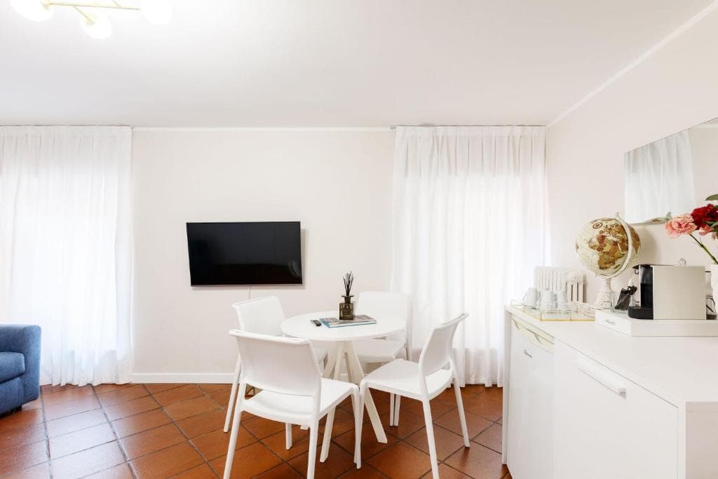 Flat-Screen TV and **Dining Area**